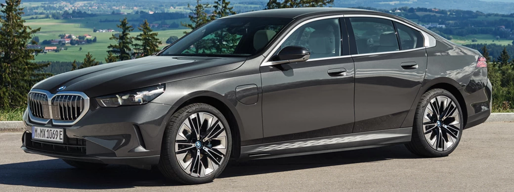  BMW 530e (Sophisto Grey Metallic) - 2023 - Car wallpapers