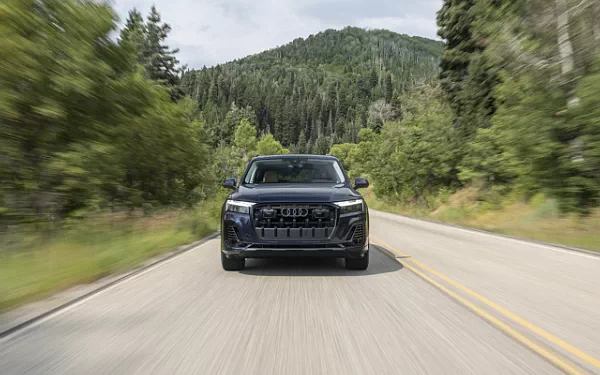   Audi Q7 55 TFSI quattro (Waitomo Blue Metallic) US-spec - 2025