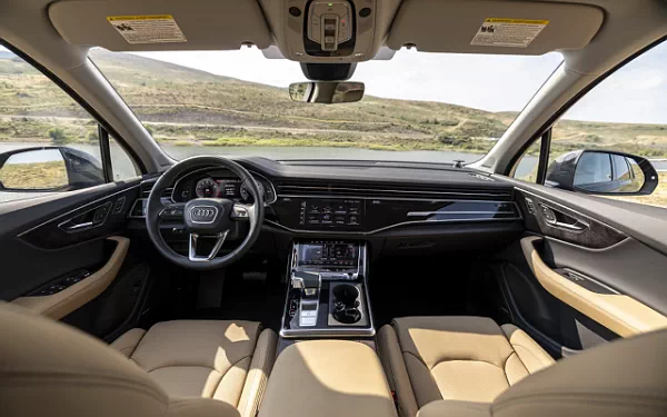   Audi Q7 55 TFSI quattro (Waitomo Blue Metallic) US-spec - 2025