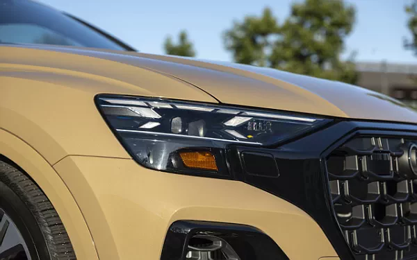   Audi Q8 55 TFSI quattro S line (Sakhir Gold Metallic) US-spec - 2025