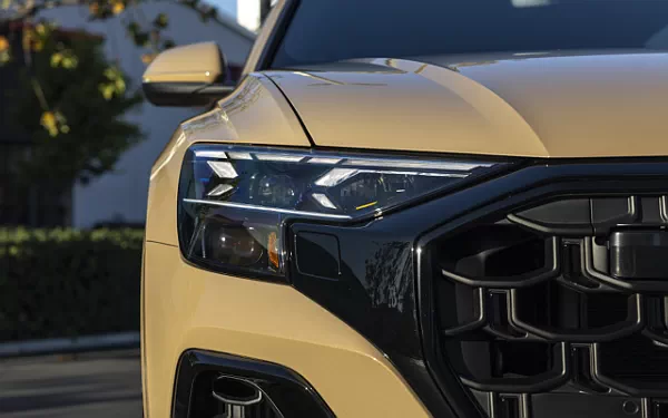   Audi Q8 55 TFSI quattro S line (Sakhir Gold Metallic) US-spec - 2025