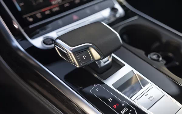   Audi Q8 55 TFSI quattro S line (Sakhir Gold Metallic) US-spec - 2025