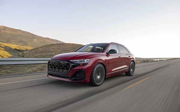   Audi SQ8 TFSI quattro (Chili Red Metallic) US-spec - 2025