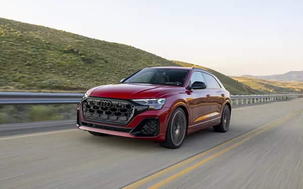   Audi SQ8 TFSI quattro (Chili Red Metallic) US-spec - 2025