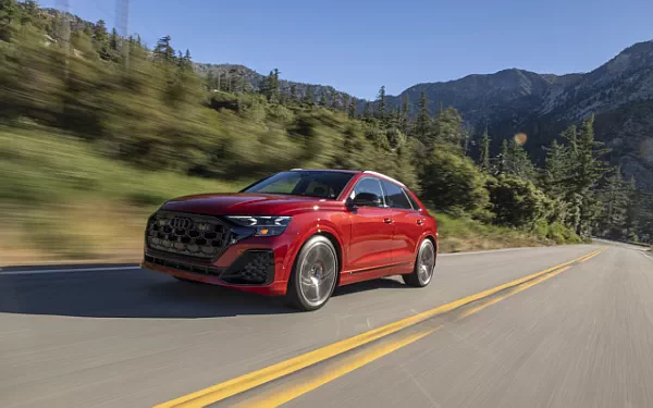   Audi SQ8 TFSI quattro (Chili Red Metallic) US-spec - 2025