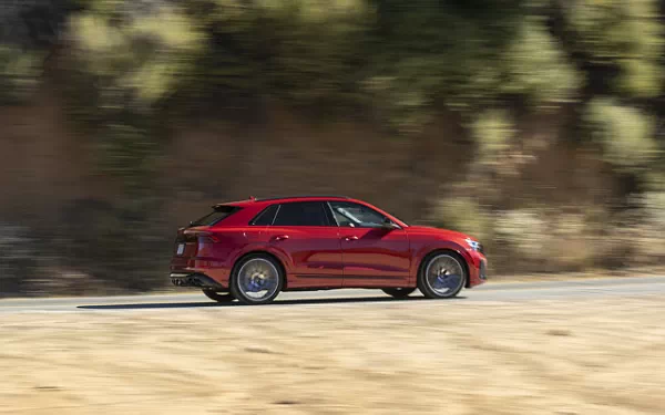   Audi SQ8 TFSI quattro (Chili Red Metallic) US-spec - 2025