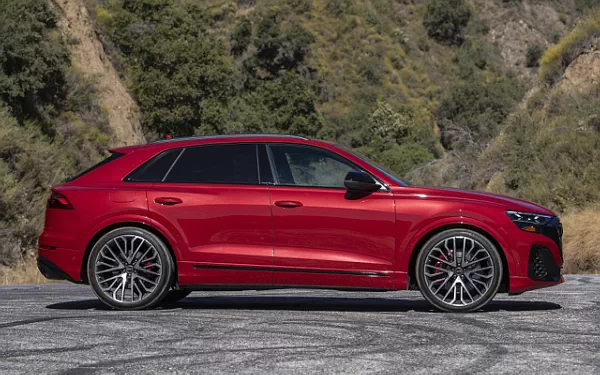   Audi SQ8 TFSI quattro (Chili Red Metallic) US-spec - 2025
