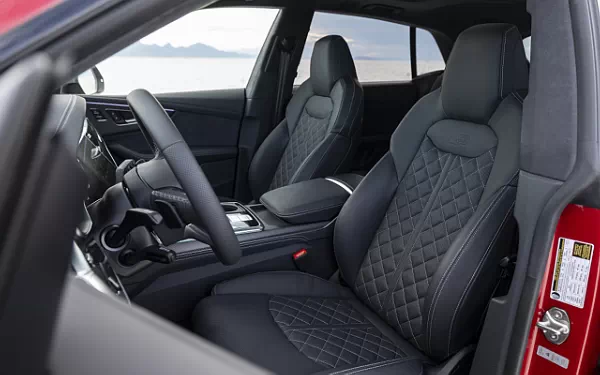   Audi SQ8 TFSI quattro (Chili Red Metallic) US-spec - 2025