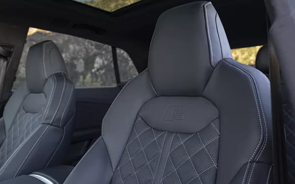   Audi SQ8 TFSI quattro (Chili Red Metallic) US-spec - 2025