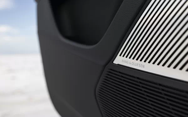   Audi SQ8 TFSI quattro (Chili Red Metallic) US-spec - 2025