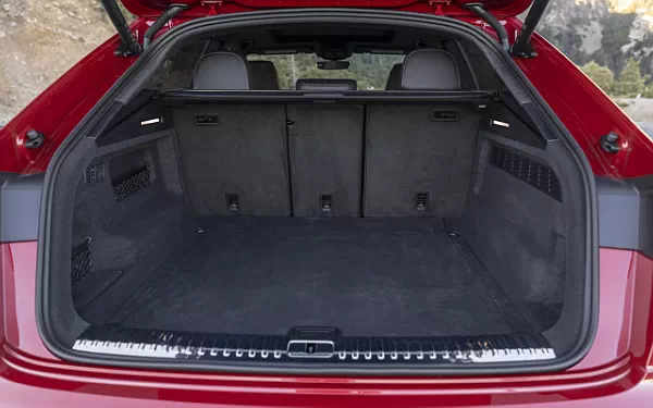   Audi SQ8 TFSI quattro (Chili Red Metallic) US-spec - 2025