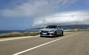 Обои автомобили BMW i5 eDrive40 M Sport (Brooklyn Grey Metallic) - 2023