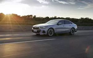 Обои автомобили BMW i5 eDrive40 M Sport (Brooklyn Grey Metallic) - 2023