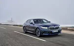 Обои автомобили BMW i5 eDrive40 M Sport (Tanzanite Blue Metallic) - 2023