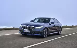 Обои автомобили BMW i5 eDrive40 M Sport (Tanzanite Blue Metallic) - 2023