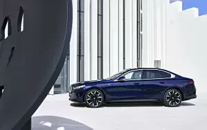   BMW i5 eDrive40 M Sport (Tanzanite Blue Metallic) - 2023