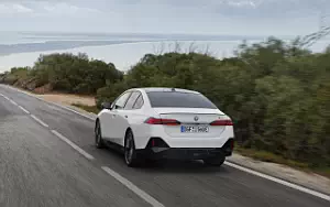 Обои автомобили BMW i5 M60 xDrive (Alpine White Metallic) - 2023