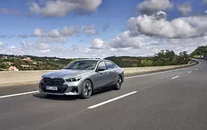 Обои автомобили BMW i5 M60 xDrive (Frozen Pure Grey) - 2023