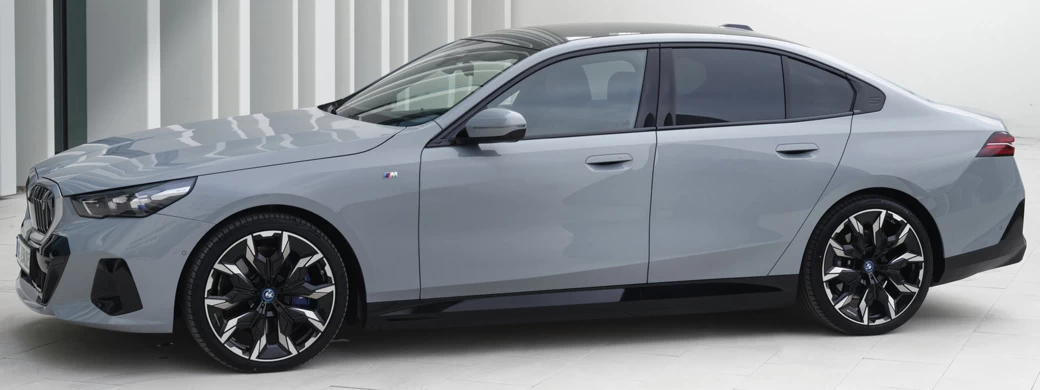 Обои автомобили BMW i5 eDrive40 M Sport (Brooklyn Grey Metallic) - 2023 - Car wallpapers