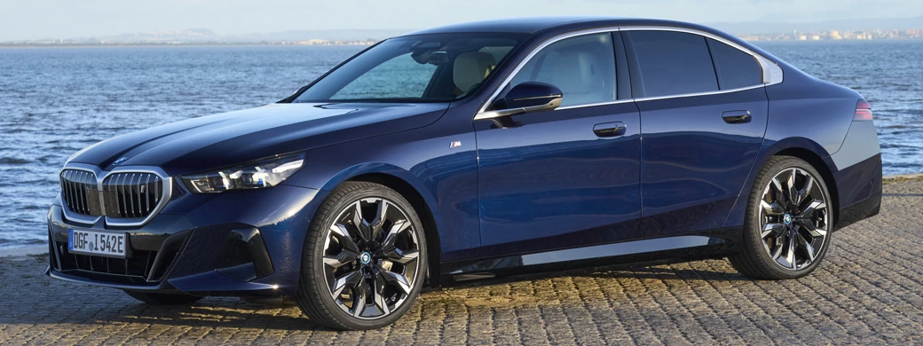 Обои автомобили BMW i5 eDrive40 M Sport (Tanzanite Blue Metallic) - 2023 - Car wallpapers