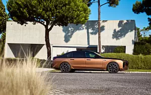   BMW i7 M70 xDrive (Two Tone Liquid Copper Sapphire Black) - 2023