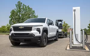   Chevrolet Silverado EV WT Crew Cab (Summit White) - 2023