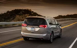   Chrysler Pacifica Limited - 2016