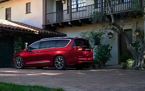   Chrysler Pacifica Limited - 2016