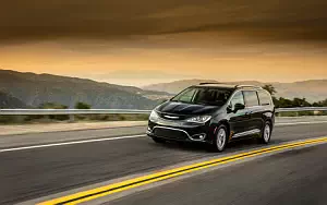   Chrysler Pacifica Touring-L Plus - 2016