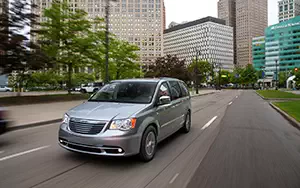   Chrysler Town & Country 30th Anniversary Edition - 2013