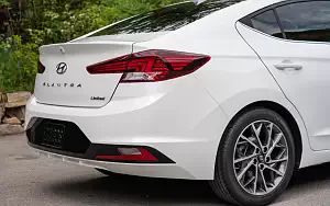   Hyundai Elantra Limited US-spec - 2018