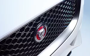   Jaguar XE Prestige UK-spec - 2015