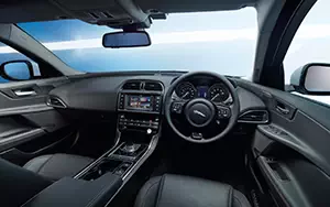   Jaguar XE Prestige UK-spec - 2015