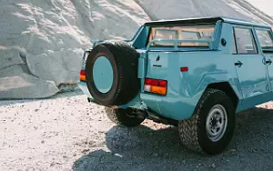   Lamborghini LM002