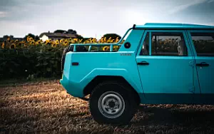   Lamborghini LM002