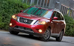   Nissan Pathfinder US-spec - 2013