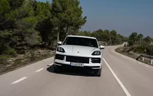Обои автомобили Porsche Cayenne S E-Hybrid (Carrara White Metallic) - 2023