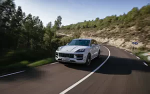 Обои автомобили Porsche Cayenne Turbo E-Hybrid (Carrara White Metallic) - 2023