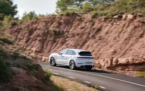 Обои автомобили Porsche Cayenne Turbo E-Hybrid (Carrara White Metallic) - 2023