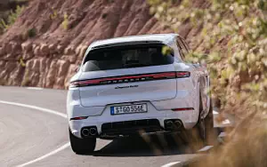   Porsche Cayenne Turbo E-Hybrid (Carrara White Metallic) - 2023