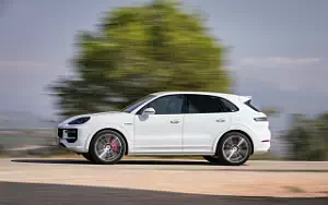   Porsche Cayenne Turbo E-Hybrid (Carrara White Metallic) - 2023