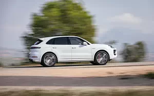   Porsche Cayenne Turbo E-Hybrid (Carrara White Metallic) - 2023