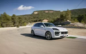   Porsche Cayenne Turbo E-Hybrid (Carrara White Metallic) - 2023