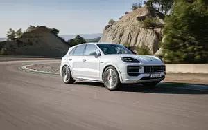   Porsche Cayenne Turbo E-Hybrid (Carrara White Metallic) - 2023