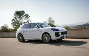   Porsche Cayenne Turbo E-Hybrid (Carrara White Metallic) - 2023