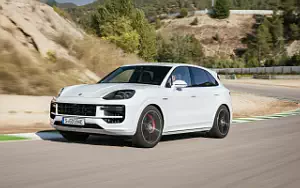   Porsche Cayenne Turbo E-Hybrid (Carrara White Metallic) - 2023