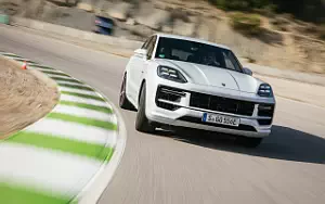   Porsche Cayenne Turbo E-Hybrid (Carrara White Metallic) - 2023