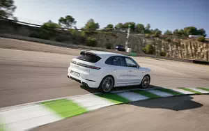   Porsche Cayenne Turbo E-Hybrid (Carrara White Metallic) - 2023