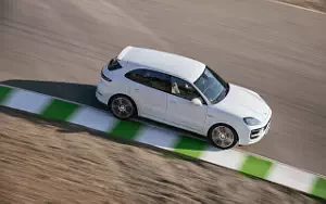   Porsche Cayenne Turbo E-Hybrid (Carrara White Metallic) - 2023