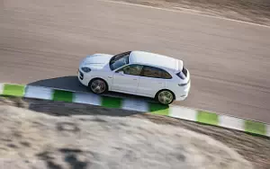   Porsche Cayenne Turbo E-Hybrid (Carrara White Metallic) - 2023